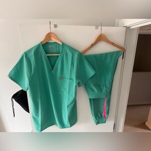 Figs Scrub Top and High waist Pants Set L Like New